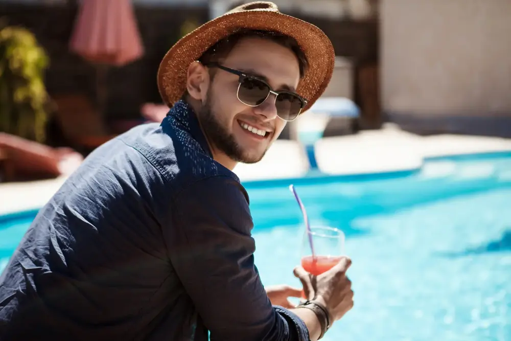 Como um homem pode compor um look pool party estiloso