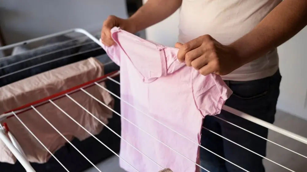 Erros comuns ao lavar roupas e como evitá-los para prolongar a vida útil das peças