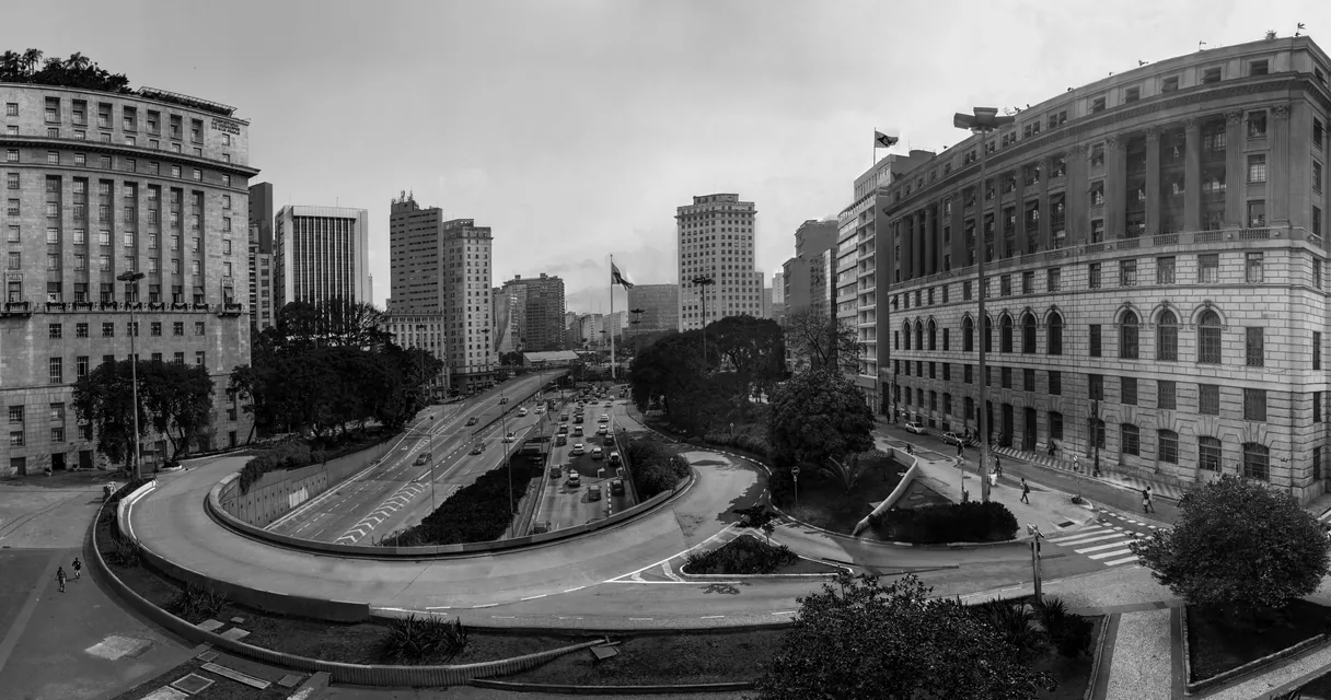 Vista de prédios e de uma avenida no centro de São Paulo em preto e branco, ilustrando o IPTV em São Paulo