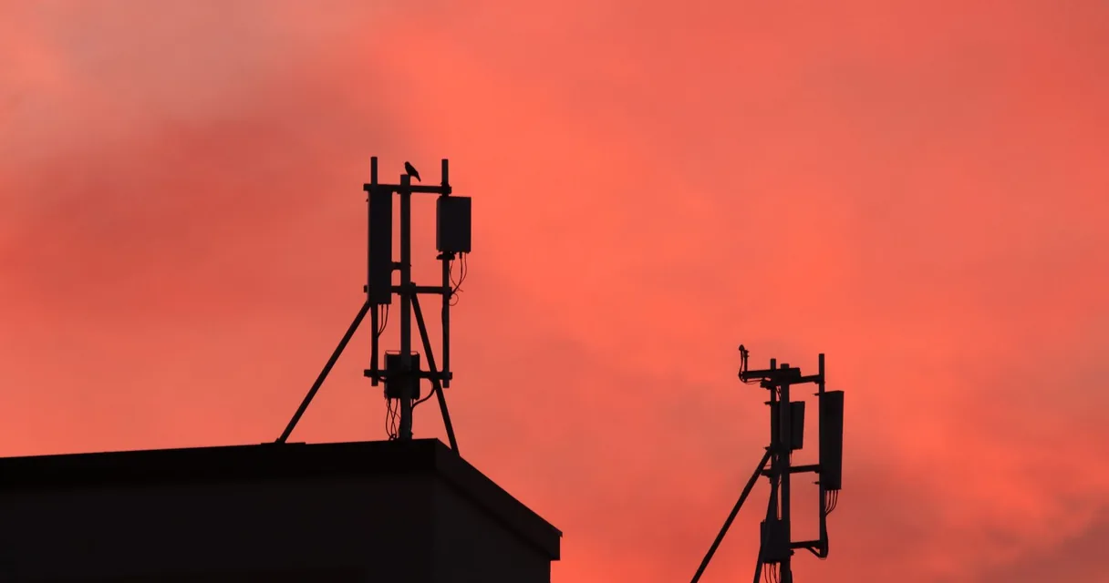 Antenas de telefonia móvel contra um céu alaranjado, ilustrando o IPTV no 4G