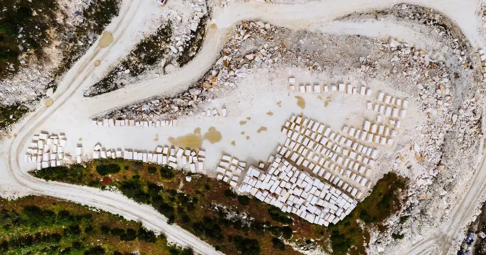 Vista aérea de blocos de mármore empilhados numa pedreira, imagem sobre sites para encontrar marmoraria no Rio de Janeiro