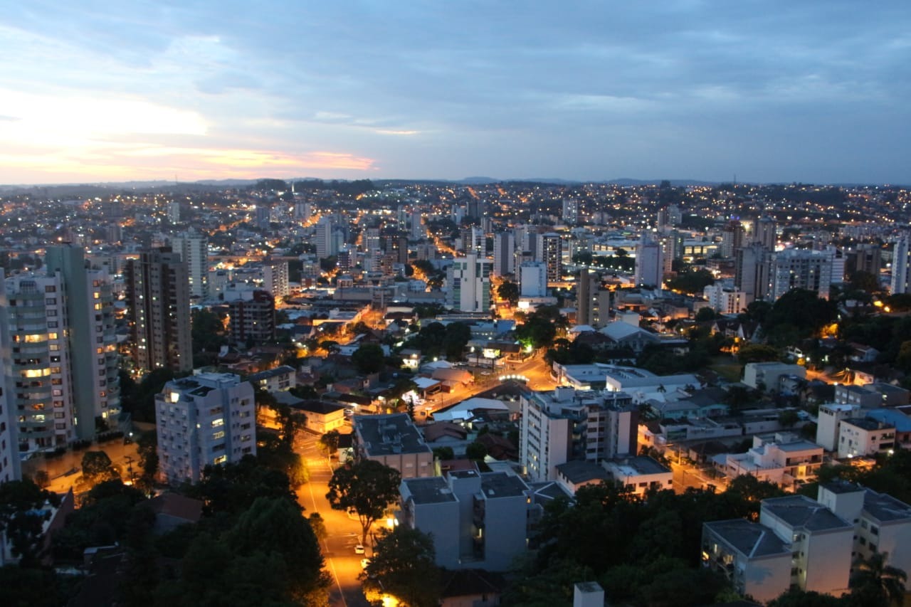 Casas em rua residencial de cidade litorânea do Sul do país