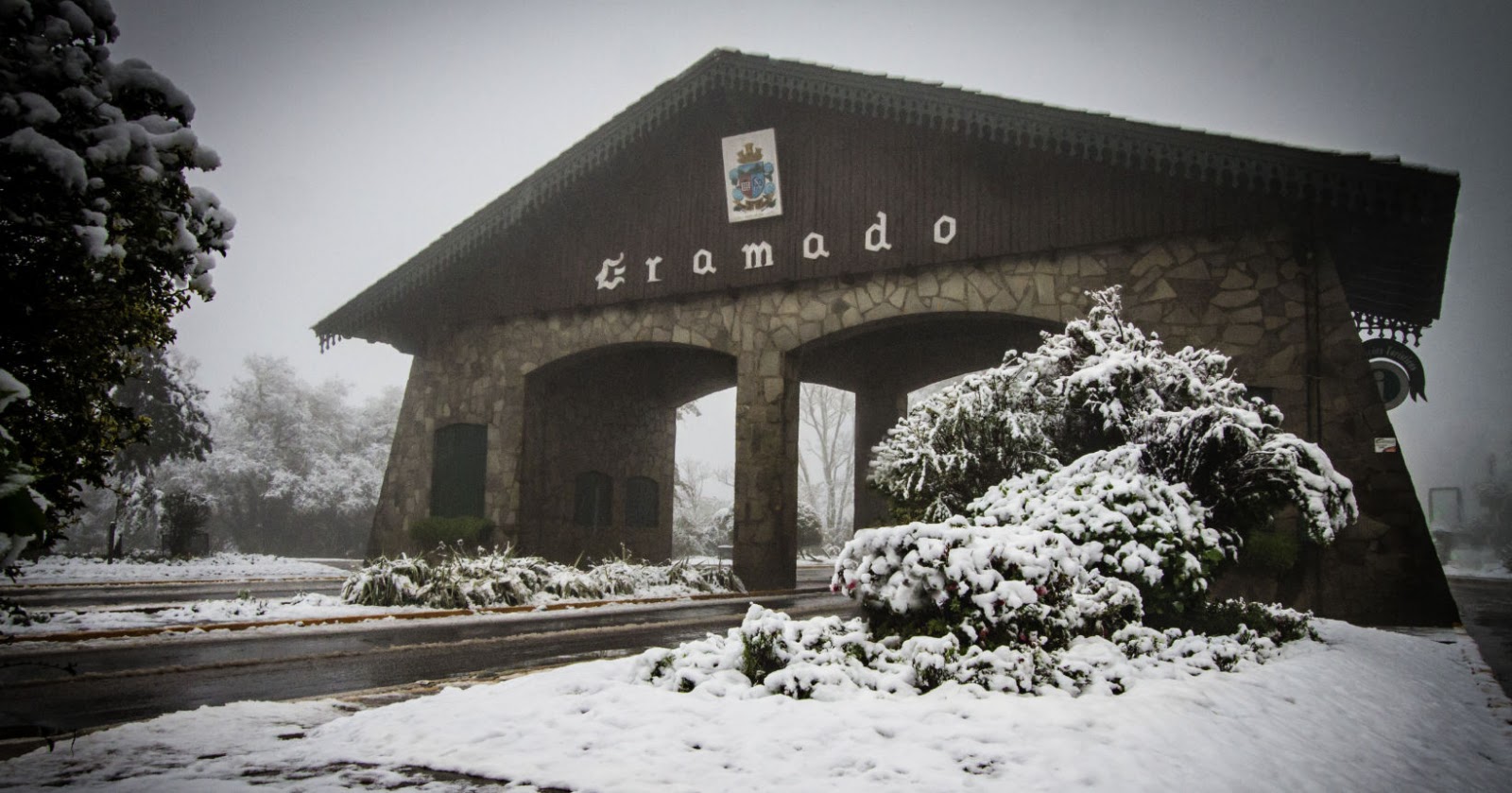 Prédios residenciais em bairro planejado, vistos de baixo