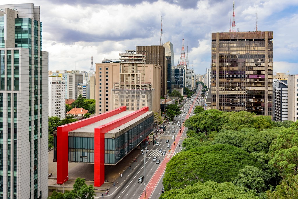 Estrada em meio à paisagem brasileira vista de dentro do carro