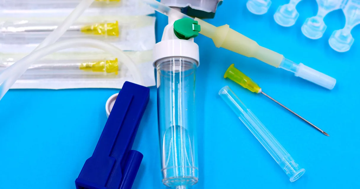 Tubos e conexões médicas organizados