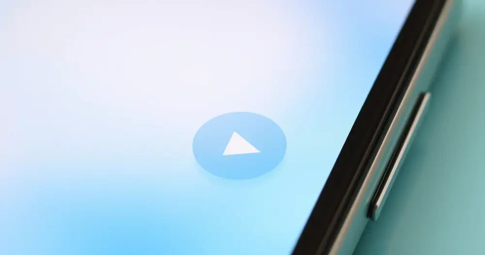 WhatsApp leva Liquid Glass a botões e player de vídeo