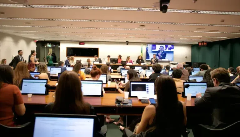 Câmara debate fim da escala 6x1 e impacto nos pequenos negócios