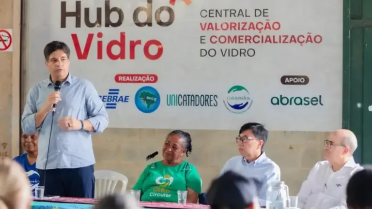 Projeto transforma vidro em renda para catadores